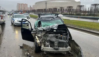 Mitsubishi врезалась в грузовик у парка Краснодар (1)