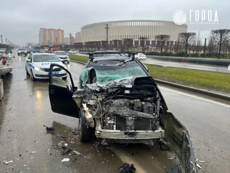 У парка «Краснодар» водитель Mitsubishi въехал в грузовик-манипулятор и скрылся