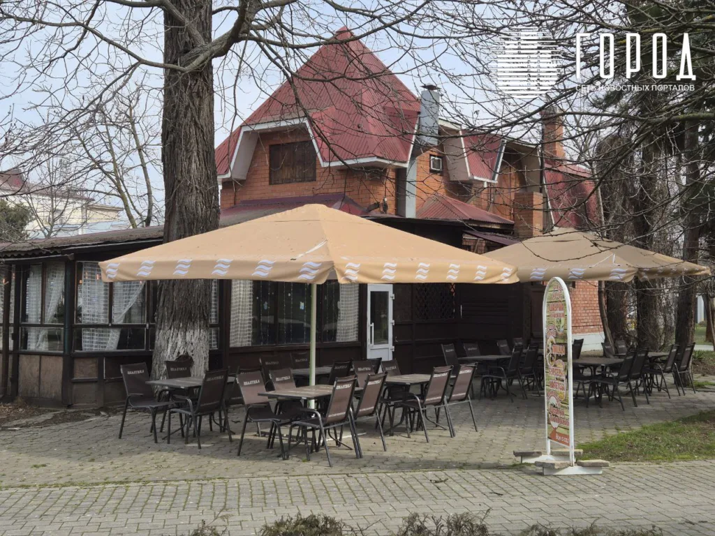 Пустующее кафе на входе в Горсад Краснодара