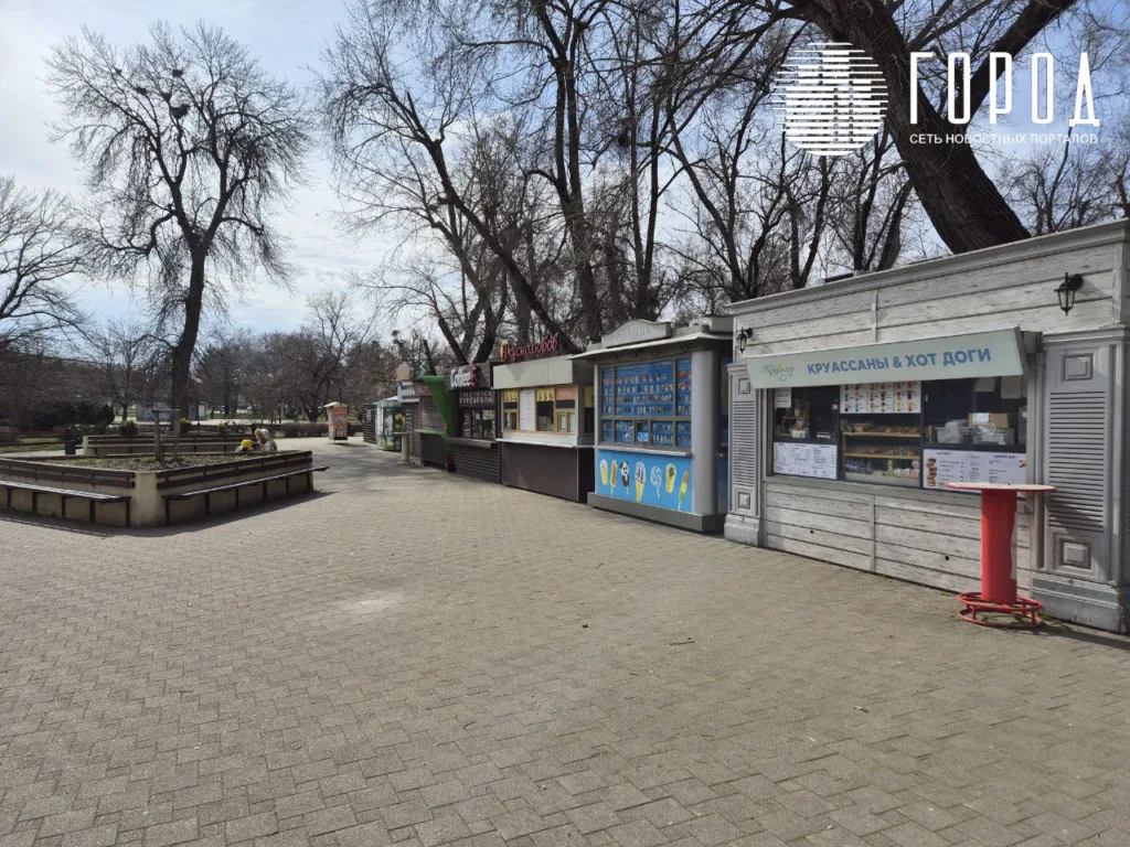 Павильоны у пруда Горсада Краснодара