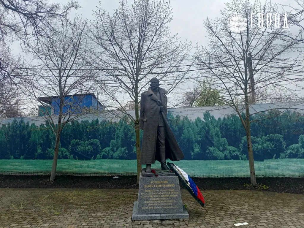 Памятник Лавру Корнилову в Краснодаре