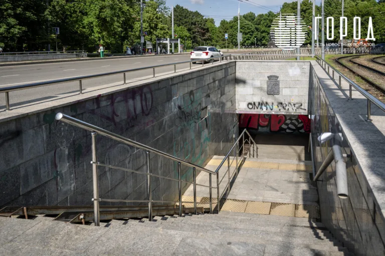 Мамы с колясками рискуют здоровьем во время похода к врачу по опасным подземкам