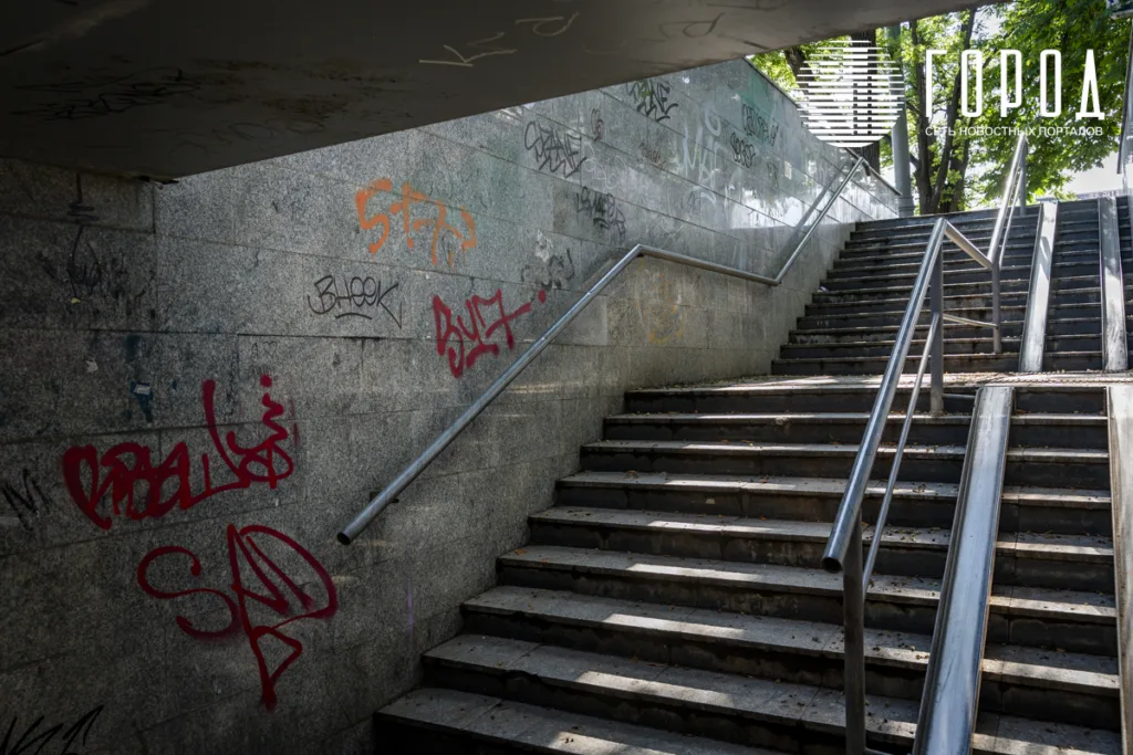 Мамы с колясками рискуют здоровьем во время похода к врачу по опасным подземкам