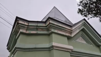 Разрушающийся склеп Богарсуковых на Всесвятском кладбище Краснодара в 2026 году (4)