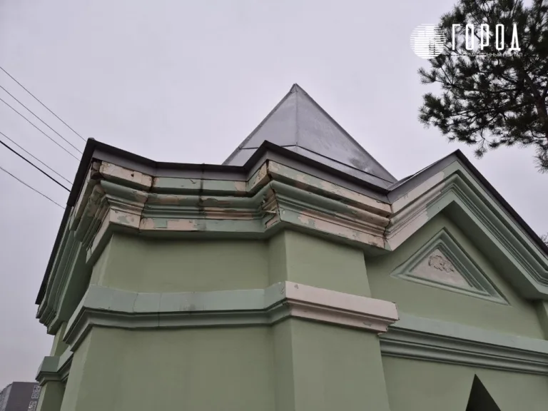 Склеп Богарсуковых на Всесвятском кладбище рушится через 10 месяцев после реставрации