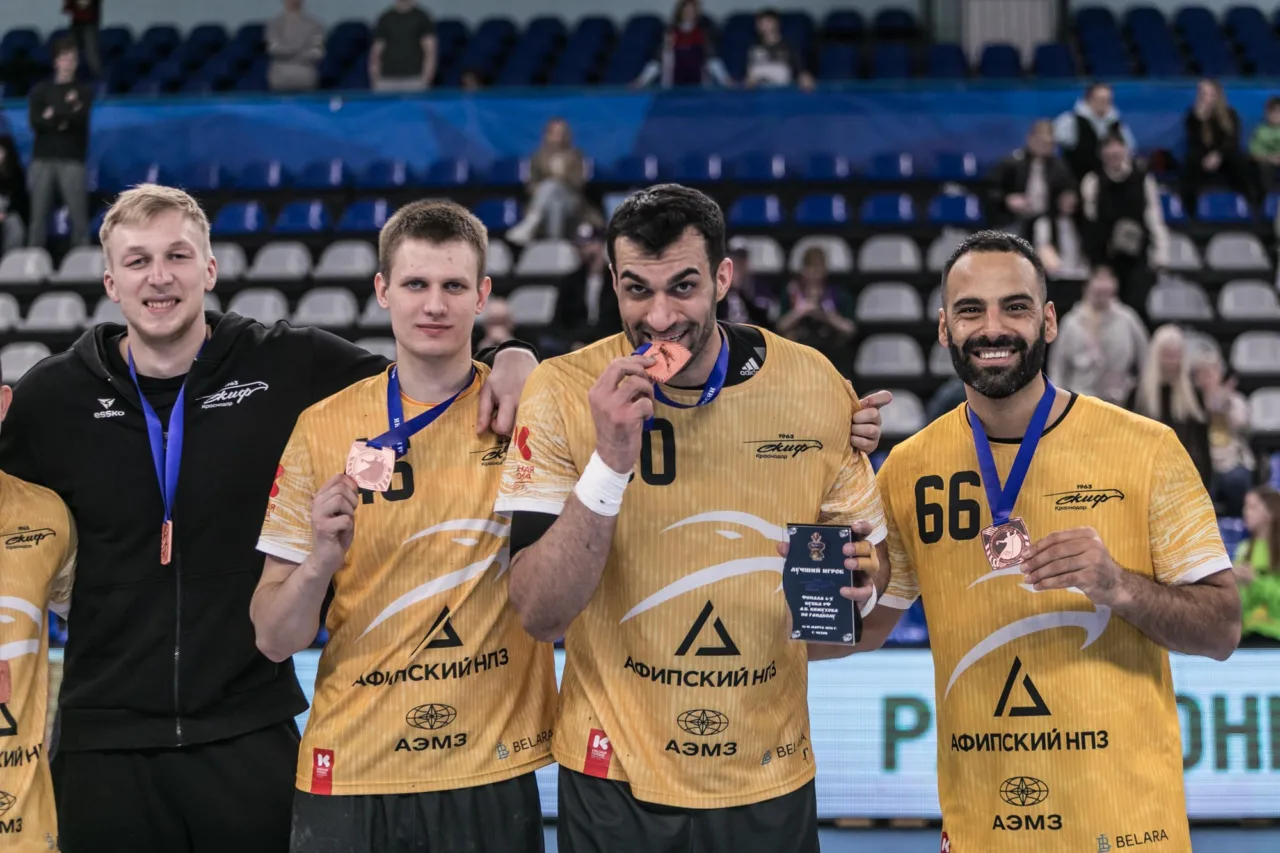 Гандболистов СКИФа наградили бронзовыми медалями