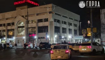 Таксисты у вокзала Краснодара 1