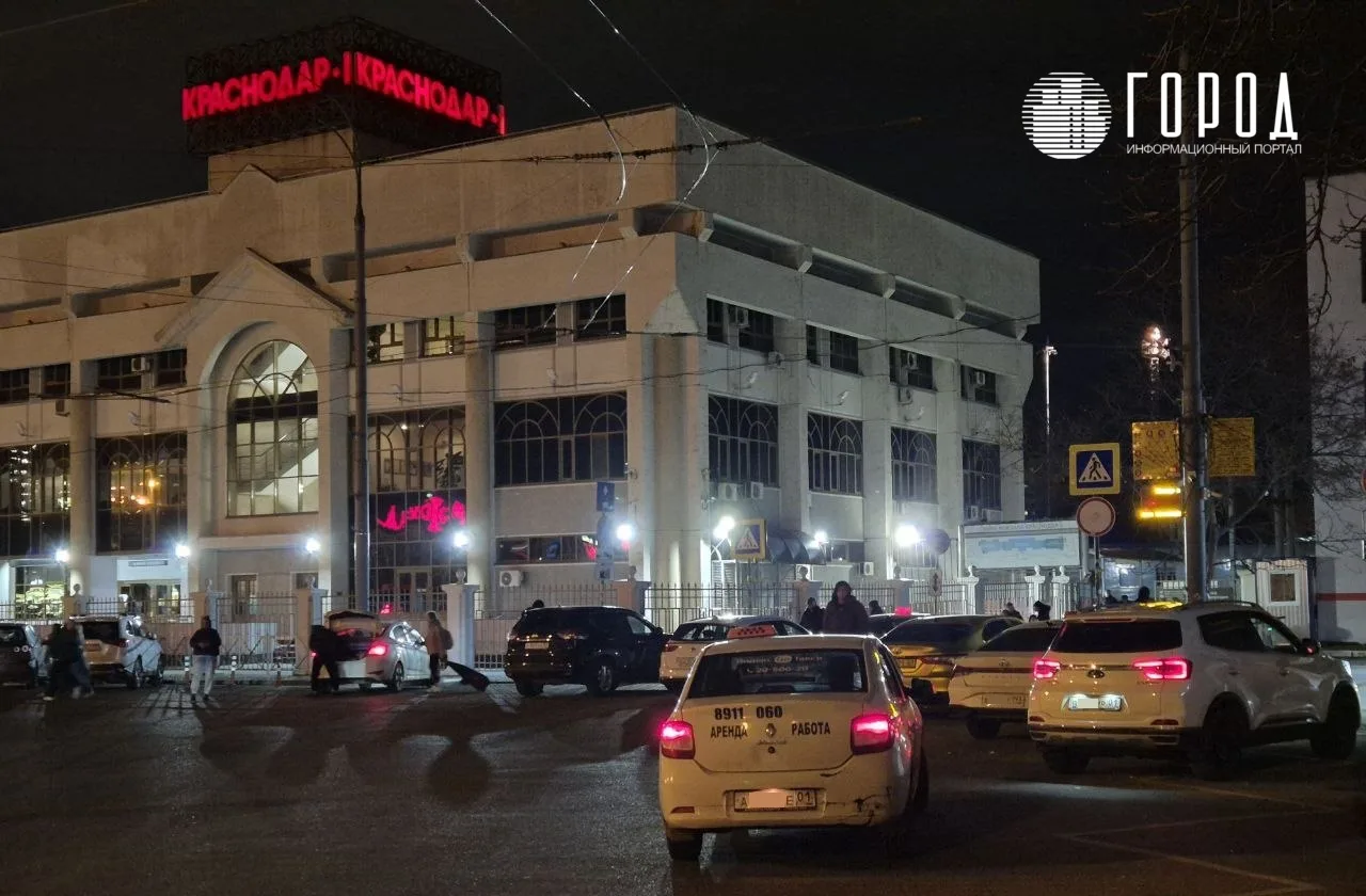 Таксисты у вокзала Краснодара 1