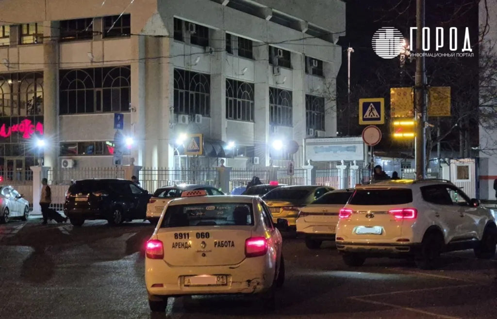 Таксисты Краснодара проигнорировали закон губернатора о запрете заманивать клиентов на вокзалах