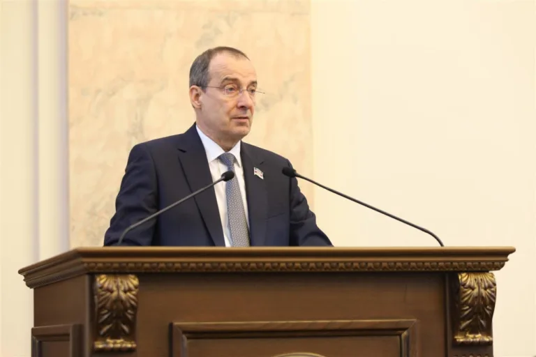 Спикер ЗСК Юрий Бурлачко отчитал депутата за отказ поддержать повышение штрафов за курение