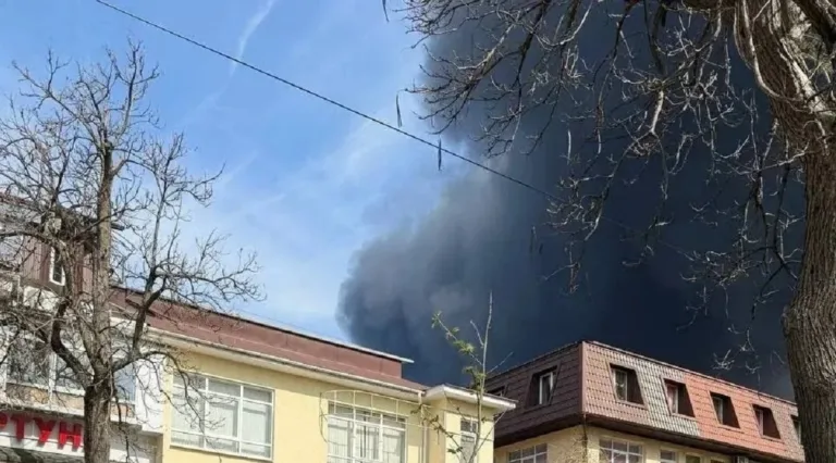 В Туапсе тушат масштабный пожар на НПЗ после атаки БПЛА