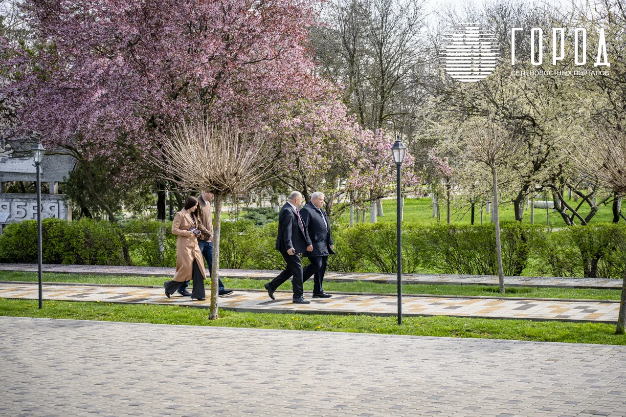 Глава Крымского района Станислав Казанжи и депутат Госдумы Иван Демченко (2)