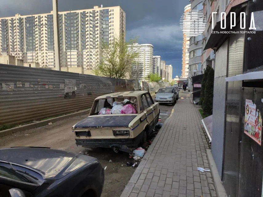 На Командорской в Краснодаре появилась машина-мусорка