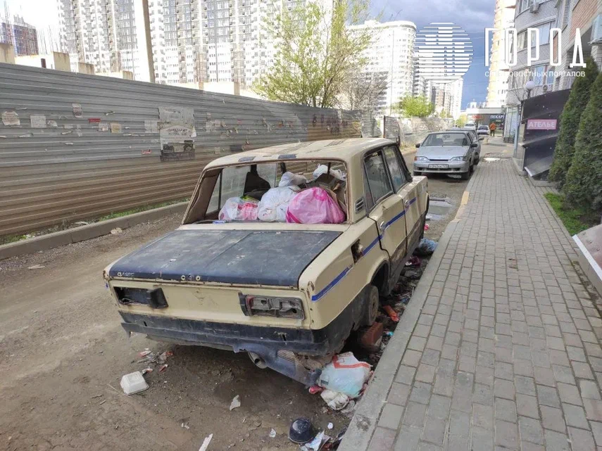 На Командорской в Краснодаре появилась машина-мусорка