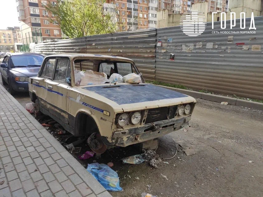 На Командорской в Краснодаре появилась машина-мусорка