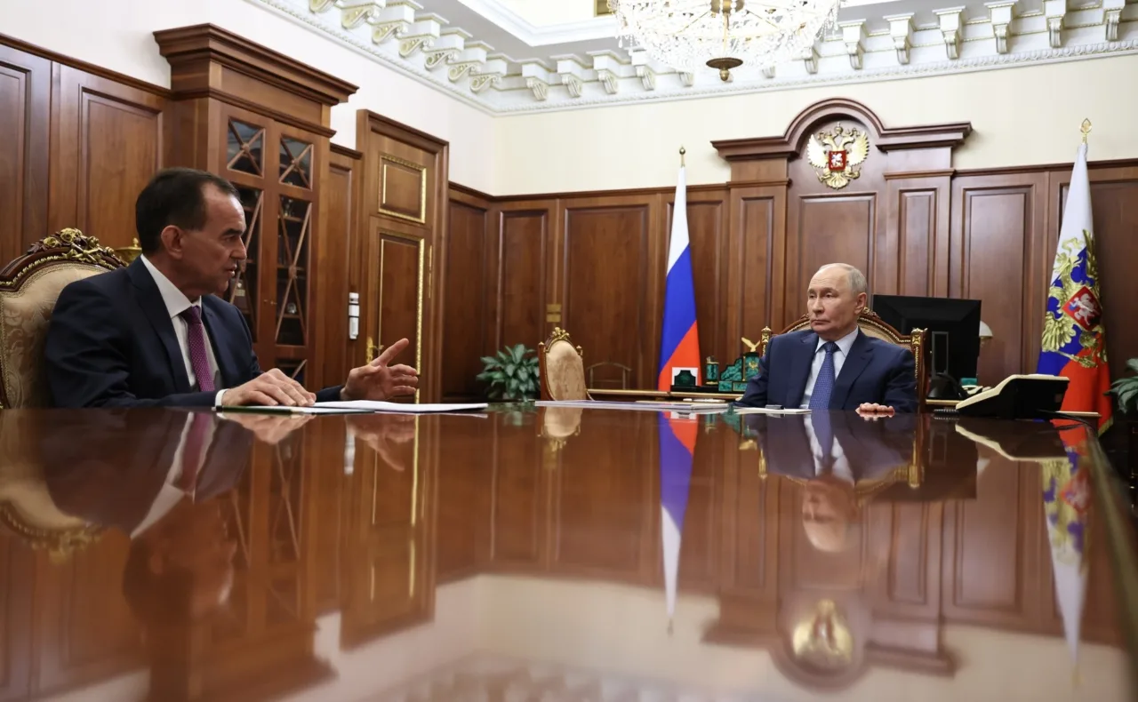 Владимир Путин слушает, что говорит губернатор Краснодарского края