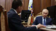 Владимир Путин смотрит на губернатора Краснодарского края