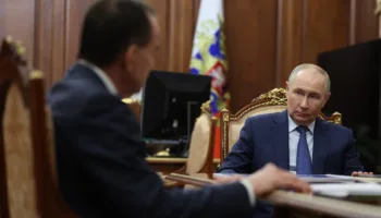 Владимир Путин смотрит на губернатора Краснодарского края