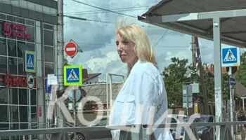 Анна Минькова на остановке в Краснодаре 1