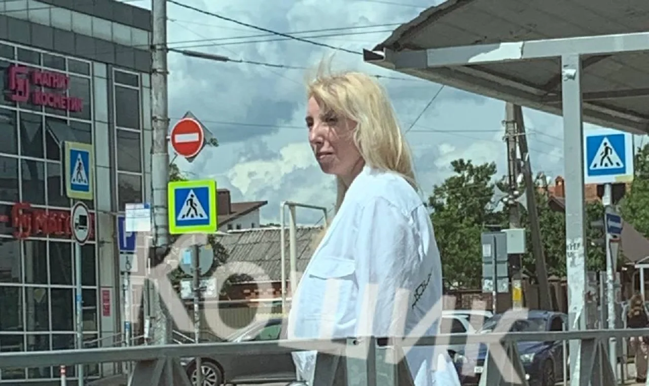 Анна Минькова на остановке в Краснодаре 1