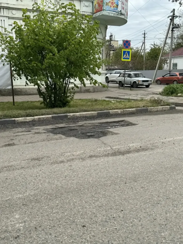 В Староминской под Краснодаром водители вынуждены ехать по встречке из-за ям