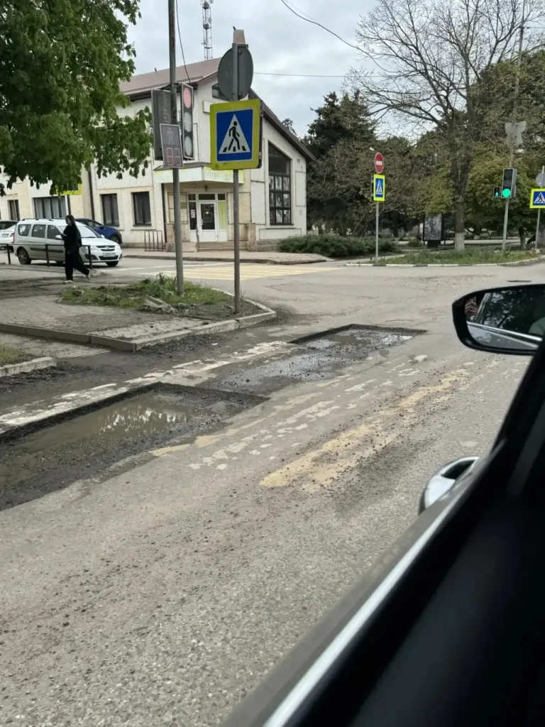 В Староминской под Краснодаром водители вынуждены ехать по встречке из-за ям