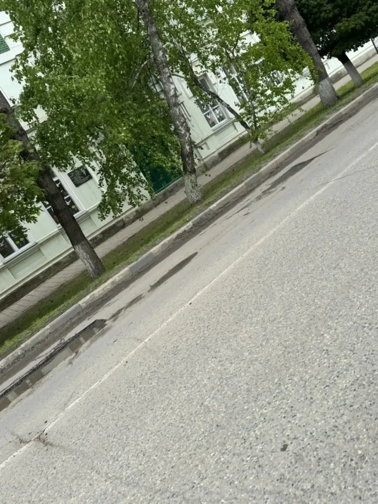 В Староминской под Краснодаром водители вынуждены ехать по встречке из-за ям