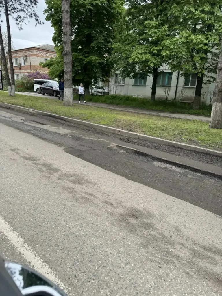 В Староминской под Краснодаром водители вынуждены ехать по встречке из-за ям