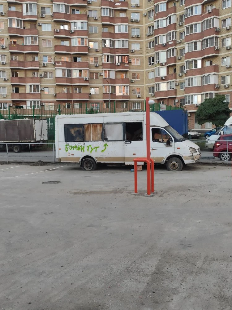 «Плавающие фекалии» уходят в историю: жители Россинского дождались ремонта Командорской