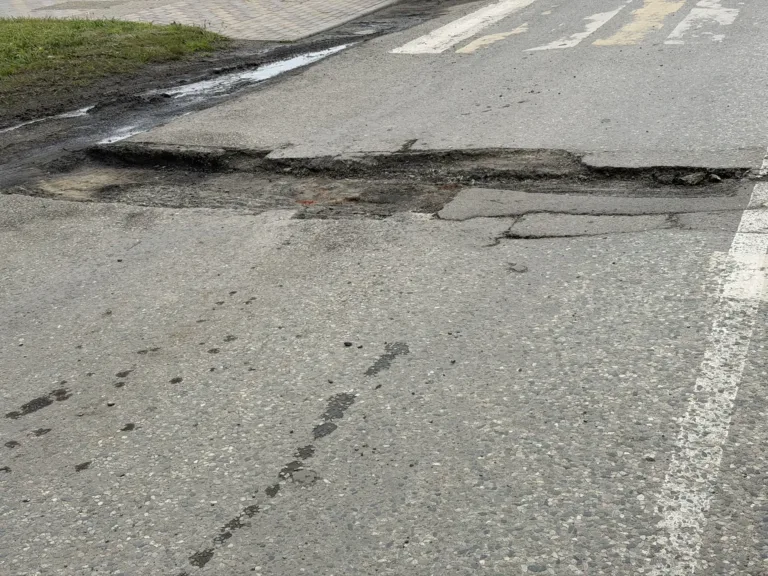 В Староминской под Краснодаром водители вынуждены ехать по встречке из-за ям