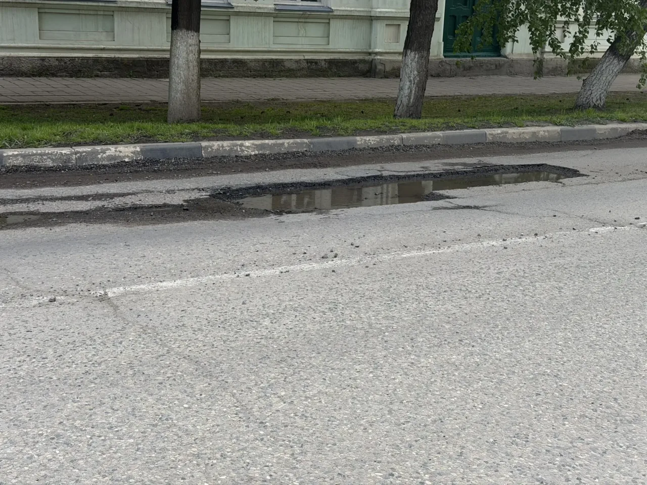 В Староминской под Краснодаром водители вынуждены ехать по встречке из-за ям