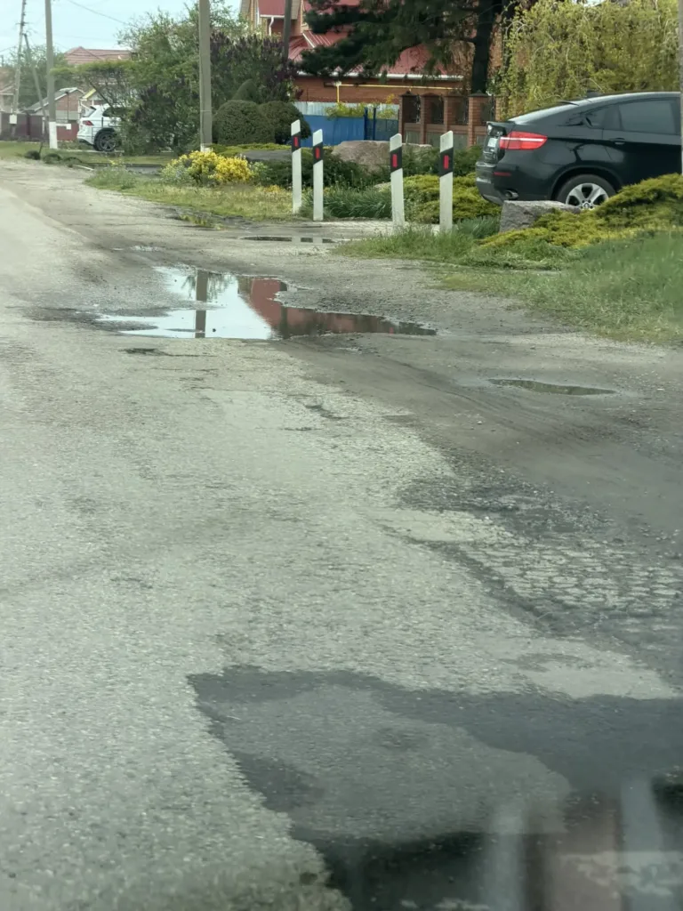 В Староминской под Краснодаром водители вынуждены ехать по встречке из-за ям