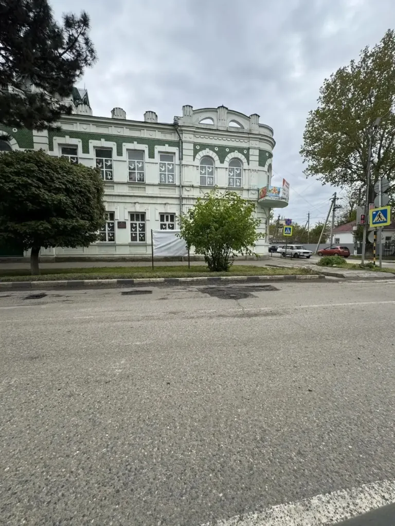В Староминской под Краснодаром водители вынуждены ехать по встречке из-за ям