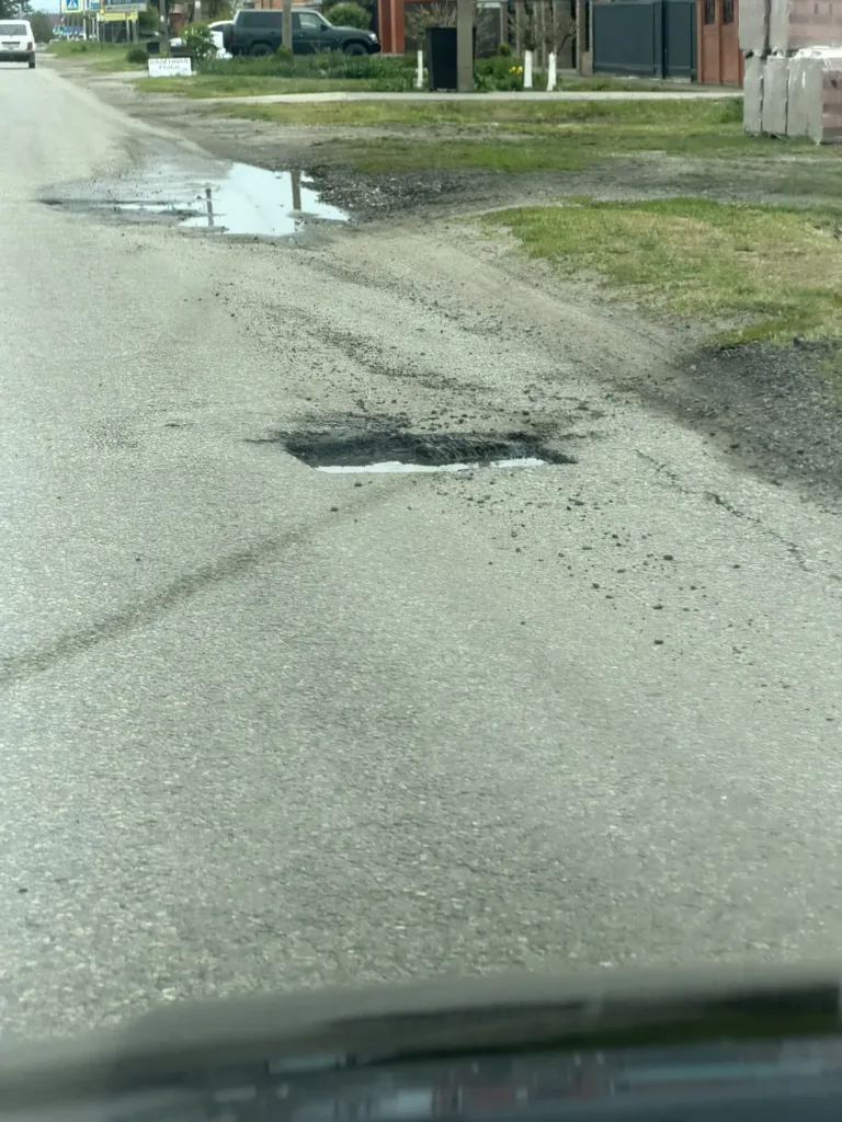 В Староминской под Краснодаром водители вынуждены ехать по встречке из-за ям