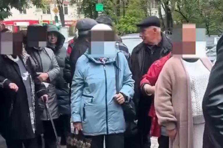 В Краснодаре онкобольные дежурят и ночуют у забора диспансера в очереди к врачам