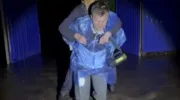 Спасатель выносит мужчину из затопленного дома в Усть-Лабинском районе Краснодарского края