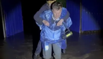 Спасатель выносит мужчину из затопленного дома в Усть-Лабинском районе Краснодарского края