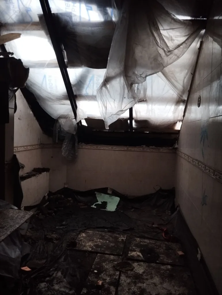 В Туапсе полгода не могут отремонтировать кровлю многоэтажки после прилёта БПЛА