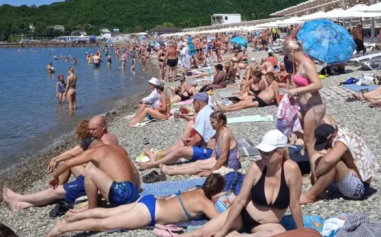 Архипо-Осиповка переполнена туристами из-за тёплого моря и безопасности