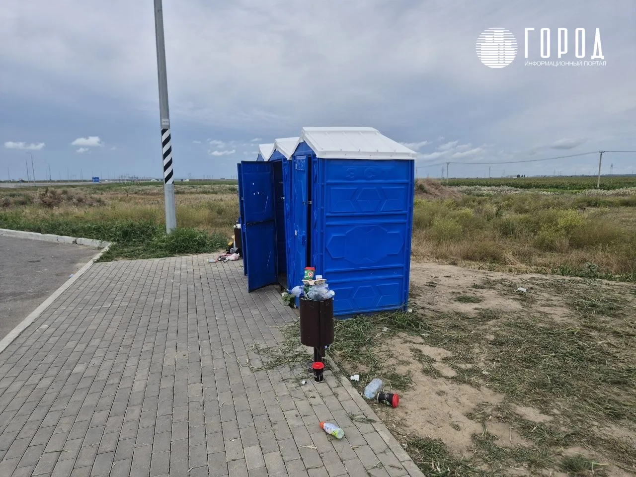На платной трассе А-289 продают дорогой бензин и переполнены туалеты
