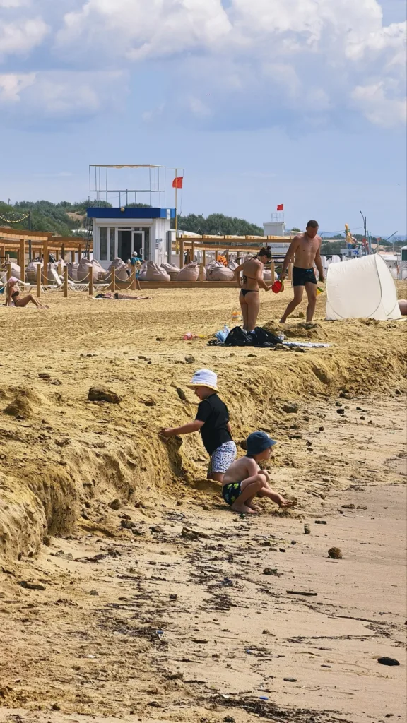 Пляжи Анапы превратились после шторма в глиняные рвы (1)