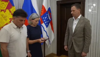 Андрей Прошунин мэр Сочи поздравил родителей участник СВО при вручении Ордена Мужества