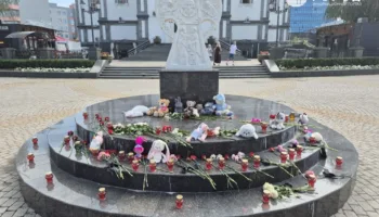 Дрон в Архипо-Осиповке убил 4 детей стихийный мемориал в Краснодаре