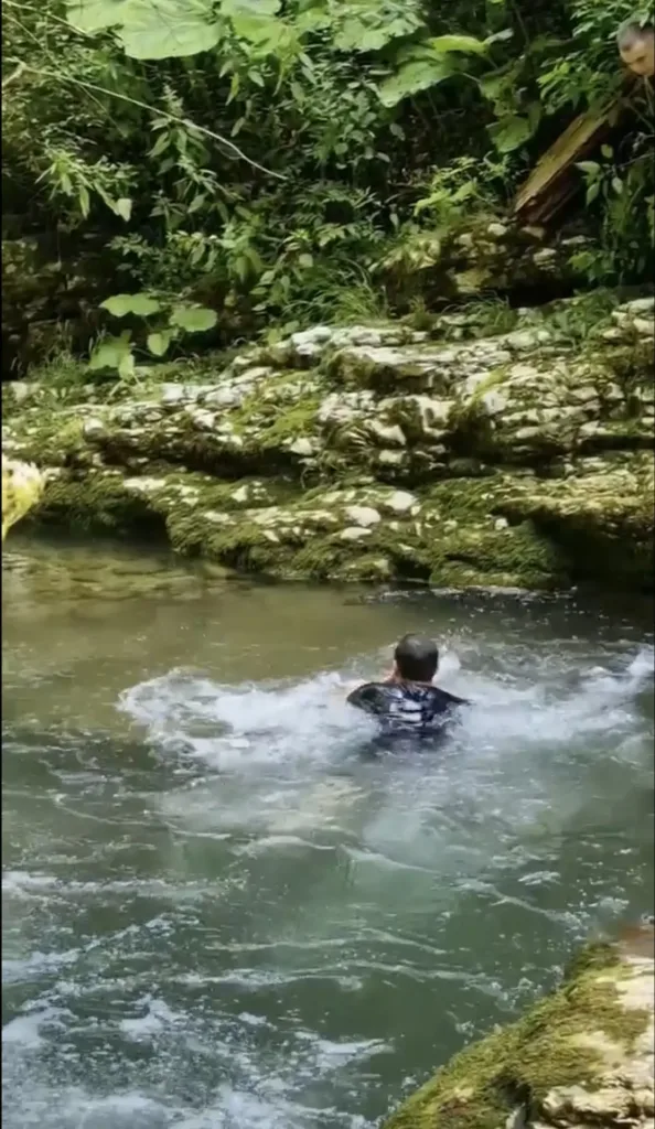 В воде мужчина