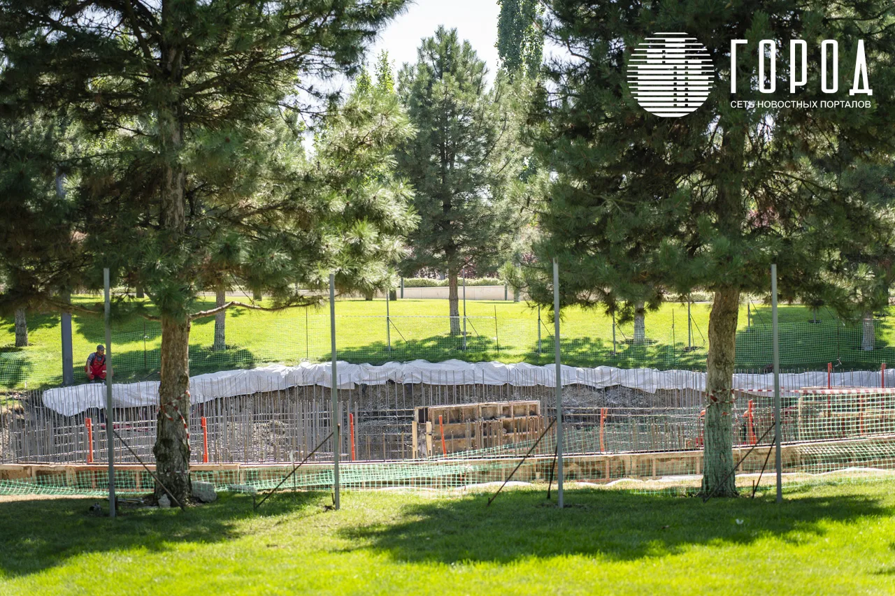 Сергей Галицкий строит фонтан с колонной в парке Краснодар (7)