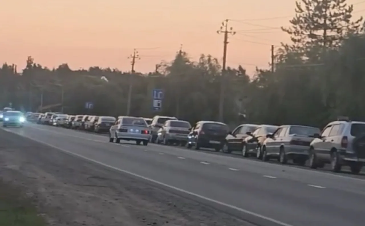 Скрин с видео очереди на АЗС в Апшеронске