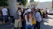 В Новороссийске у железнодорожного вокзала образовались огромные очереди