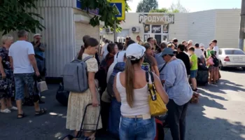 В Новороссийске у железнодорожного вокзала образовались огромные очереди