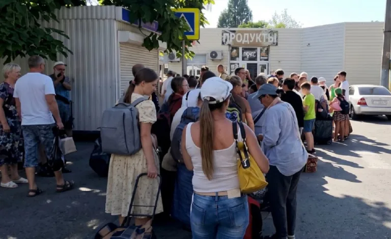 Огромные очереди выстроились у железнодорожного вокзала Новороссийска