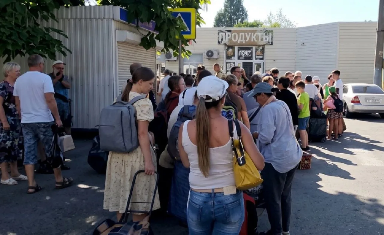 В Новороссийске у железнодорожного вокзала образовались огромные очереди